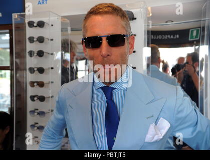 Lapo Elkann presenta la sua nuova linea di occhiali da sole giri in Milano, Italia con: Lapo Elkann Dove: Milano, Italia Quando: 28 giu 2018 Credit: IPA/WENN.com * * disponibile solo per la pubblicazione in UK, USA, Germania, Austria, Svizzera** Foto Stock