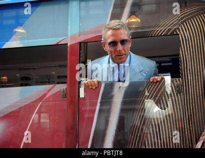 Lapo Elkann presenta la sua nuova linea di occhiali da sole giri in Milano, Italia con: Lapo Elkann Dove: Milano, Italia Quando: 28 giu 2018 Credit: IPA/WENN.com * * disponibile solo per la pubblicazione in UK, USA, Germania, Austria, Svizzera** Foto Stock