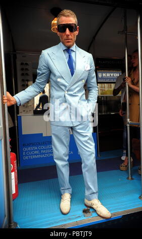 Lapo Elkann presenta la sua nuova linea di occhiali da sole giri in Milano, Italia con: Lapo Elkann Dove: Milano, Italia Quando: 28 giu 2018 Credit: IPA/WENN.com * * disponibile solo per la pubblicazione in UK, USA, Germania, Austria, Svizzera** Foto Stock