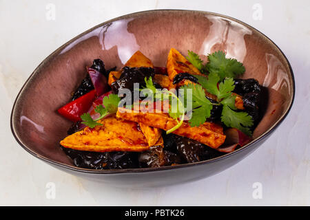 Tofu fritto con funghi e coriandolo Foto Stock