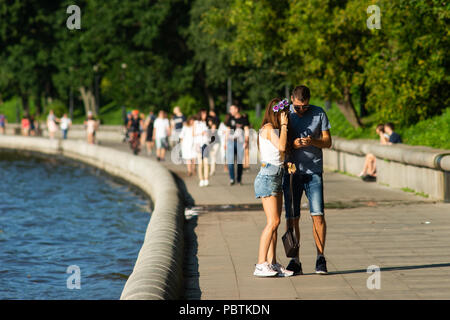 Mosca. Unidentified giovani uomini e donne andare lungo argine Puskin di Mosca Gorky Park, gode la calda e soleggiata giornata estiva. Foto Stock
