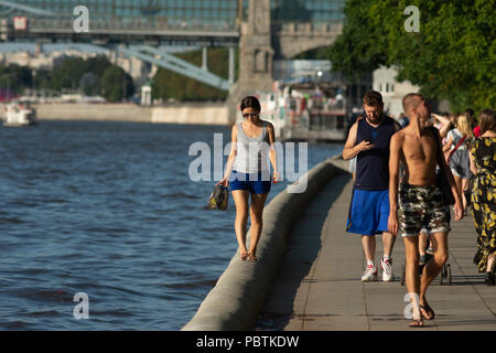 Mosca. Unidentified giovani uomini e donne andare lungo argine Puskin di Mosca Gorky Park, gode la calda e soleggiata giornata estiva. Foto Stock