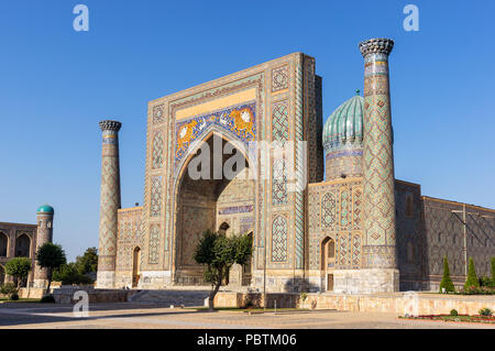 Tramonto su Sher-Dor Madrasah in piazza Registan - Samarcanda, Uzbekistan Foto Stock