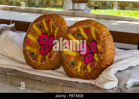 Nazionale pane uzbeko venduti nel mercato - Samarcanda, Uzbekistan Foto Stock