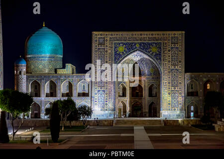 Tilya-Kori Madrasah in piazza Registan di notte - Samarcanda, Uzbekistan Foto Stock