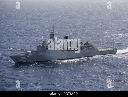 180727-N-PM193-0470 OCEANO PACIFICO (27 luglio 2018) La Royal Navy malese fregata Lekiu KD (FFG 30) transita l'Oceano Pacifico durante il cerchio del Pacifico (RIMPAC) Esercizio, luglio 27. Venticinque nazioni, 46 navi, cinque sommergibili, circa 200 aerei e 25.000 personale partecipano RIMPAC dal 27 giugno al 2 agosto in e intorno alle Isole Hawaii e la California del Sud. Il più grande del mondo marittimo internazionale esercitazione RIMPAC offre una singolare opportunità di formazione promuovendo e sostenendo le relazioni cooperative tra i partecipanti sono fondamentali per garantire la sicurezza del mare l Foto Stock