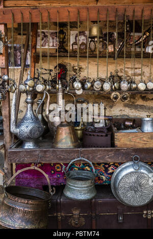 BURSA, TURCHIA - circa 2017: artigianale di oggetti antichi, forgiato brocche di rame e le benne, ghise e incatenato orologi da tasca Foto Stock