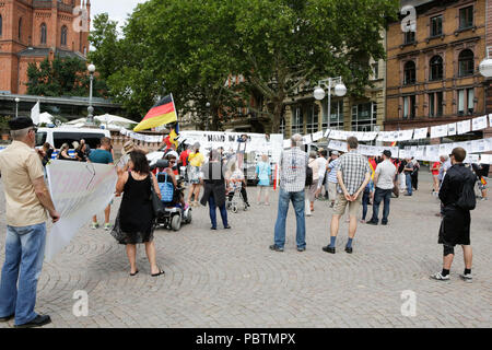 Wiesbaden, Germania. 29 Luglio, 2018. L'ala destra manifestanti ascoltare gli interventi. A destra i manifestanti di mano in mano - Gegen die Gewalt auf unseren Strasen (mano nella mano - contro la violenza sulle nostre strade) movimento tenuto un governo anti-rally di Wiesbaden. La protesta si è svolta sotto il pretesto di una veglia per l'adolescente Susanna F, che sarebbe stato ucciso da un rifugiato a Wiesbaden. Il rally è stato affrontato da diversi anti-casse del governo, che ha chiesto al governo di dimettersi. Credito: Michael Debets/Pacific Press/Alamy Live News Foto Stock