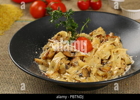 Italian fettucini pasta con pomodori e pesto Foto Stock