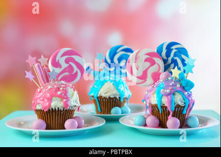 Tre rosa e blu tema colorato novità tortine decorate con la caramella e  grande a forma di cuore lecca lecca per bambini e teen il compleanno o una  vacanza c Foto stock 