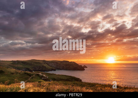 Regno Unito - Previsioni del tempo - Dopo la pioggia e forte vento, il meteo migliora durante tutta la giornata e North Cornish Coast gode di uno spettacolare tramonto sulla fascia costiera p Foto Stock