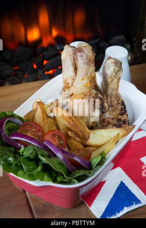 Pub inglese pasto di pollo arrosto bacchette con chip/patatine fritte e una fresca insalata mista Foto Stock