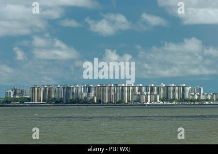 Chiara visualizzazione di Nariman Point, Marine Drive "Queen's Necklace' dalla collina di Malabar in diversi momenti della giornata con un'eccellente visibilità, Mumbai, India. Foto Stock