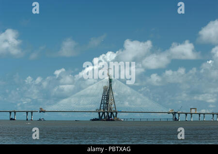 Il Bandra Worli Sea Link in costruzione, ufficialmente chiamato Rajiv Gandhi Link sul mare, è un cavo-alloggiato ponte che collega Bandra con Worli. Foto Stock