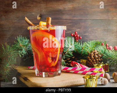 Tradizionale toddy caldo inverno drink con spezie ricetta. Organico sani in casa vacanza celebrazione bevanda in vetro. Foto Stock