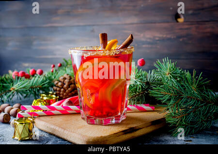 Tradizionale toddy caldo inverno drink con spezie ricetta. Organico sani in casa vacanza celebrazione bevanda in vetro. Foto Stock