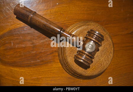 Giudice Tribunale martello sul tavolo di legno, primo piano Foto Stock
