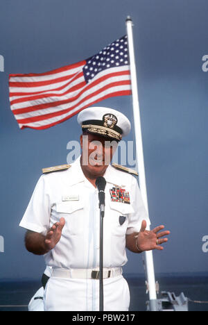 Adm Wesley L McDonald 22Aug85. Admiral Wesley McDonald, comandante in capo degli Stati Uniti Flotta Atlantica, parla alla presentazione del 1984 Batternberg Cup per l'equipaggio della nave da guerra USS IOWA (BB 61). Il premio viene conferito per eccellenza globale tra superficie Atlantico della flotta di navi. Foto Stock