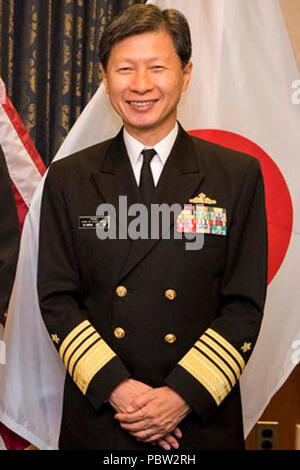 Admiral Tomohisa Takei 海上幕僚長武居智久海帶 (USNavy Royal Navy Giappone marittimo Forza di Autodifesa). Foto Stock