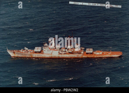 AdmiralFokin1995a. Porta antenna vista laterale della ex marina russa classe Kynda missile cruiser Admiral Fokin in traino lungo il tragitto per un estraneo impianto di demolizione. Foto Stock