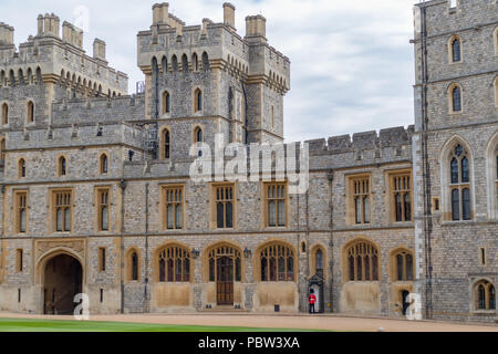 WINDSOR & Maidenhead Windsor/UK - Luglio 22 : Vista del Castello di Windsor a Windsor, Maidenhead Windsor & il 22 luglio 2018. Una persona non identificata Foto Stock