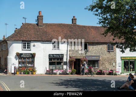 ALFRISTON, SUSSEX/UK - Luglio 23 : In vista di una fila di negozi a Alfriston Sussex sulla luglio 23, 2018. Quattro persone non identificate Foto Stock