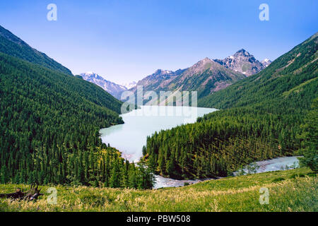 Lago di montagna Kucherlinskoe dal di sopra, degli Altai, Russia. Bel paesaggio senza persone. Bella e verde lago di montagna situato tra i monti Foto Stock