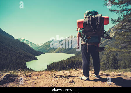 Tourist escursionista uomo in piedi sulla cima della montagna. Godersi il paesaggio panoramico vista panorama delle montagne di Altai. Lago kucherlinskoe. La Siberia. La Russia Foto Stock