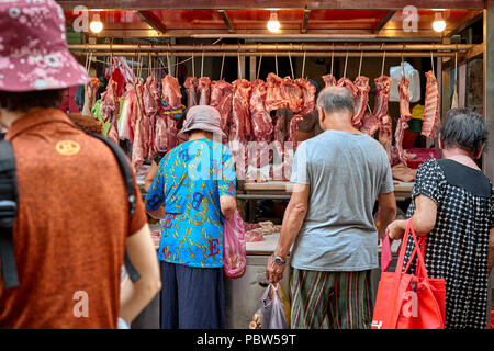 Asian anziani scegliere carni fresche da venditore ambulante Foto Stock