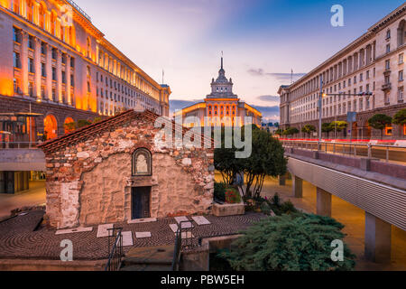 Chiesa di San Petka - un medievale chiesa ortodossa bulgara e il complesso architettonico di tre classicismo socialista gli edifici in Sofia Bulgaria Foto Stock