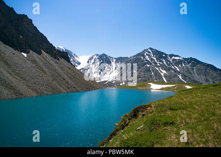 Incredibile paesaggio di montagna. Pietra degli Altai funghi. simili di montagna che scorre tra alte montagne innevate. La vista dalla cima della valle. Foto Stock