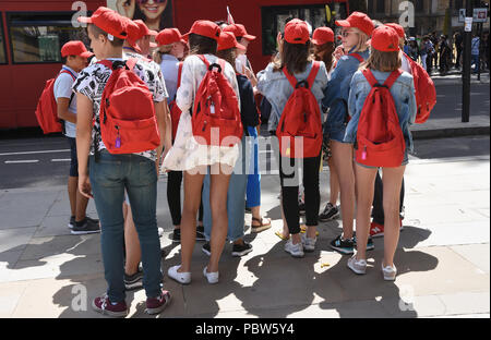 Gruppo di ragazzi delle scuole adolescenti in un viaggio turistico, Parliament Square, Westminster, Londra. REGNO UNITO Foto Stock