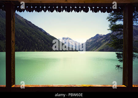 Bellissima vista del lago dalla terrazza di un attico. In legno base turistica. La vista dal balcone di legno per le montagne. Uno splendido scenario. Il turchese Foto Stock