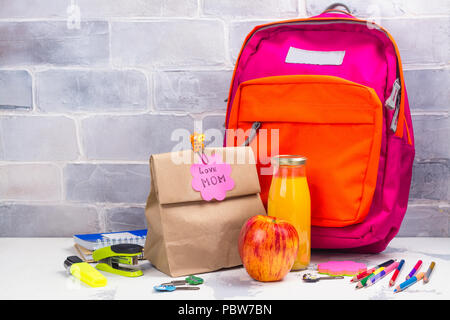 Scuola scatola di pranzo e zaino rosa Foto Stock