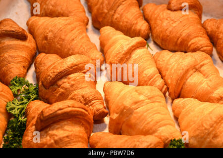 Croissant nel piatto Foto Stock