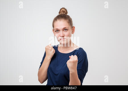 I giovani europei bella donna in maglietta blu con un pugno shake Foto Stock