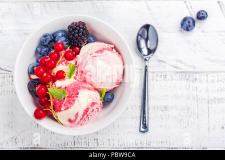 Lampone e gelato alla vaniglia Foto Stock