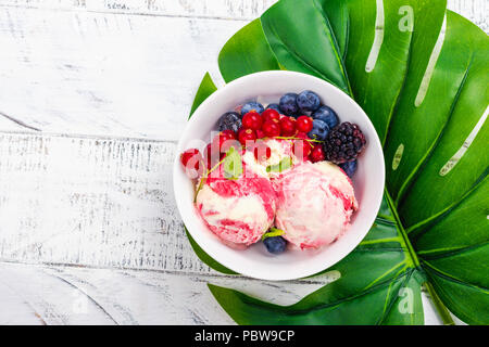 Lampone e gelato alla vaniglia Foto Stock