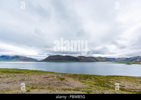 Islanda panorama del fiordo Kolgrafarfjordur, Grundarfjordur sulla penisola Snaefellsnes, nessuno, vasta campagna acqua fiume con nuvoloso tempestoso cl Foto Stock