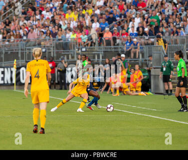 East Hartford, Connecticut, Stati Uniti d'America. Luglio 29, 2018: Crystal Dunn (19) DEGLI STATI UNITI D'AMERICA E Ellie Carpenter (21) dell'Australia lotta per la sfera durante il torneo delle Nazioni gioco a Pratt & Whitney stadium Credito: lev radin/Alamy Live News Foto Stock