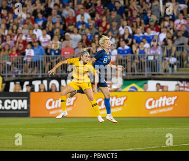 East Hartford, Connecticut, Stati Uniti d'America. Luglio 29, 2018: Megan Rapinoe (15) DEGLI STATI UNITI D'AMERICA E Ellie Carpenter (21) dell'Australia lotta per la sfera durante il torneo delle Nazioni gioco a Pratt & Whitney stadium Gioco terminato nel disegnare 1 - 1 Credito: lev radin/Alamy Live News Foto Stock