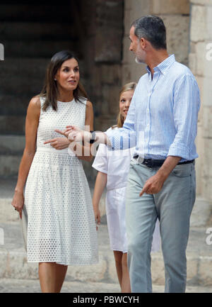 29.07.2018, Spagna Palma de Mallorca: della Spagna del re Felipe, Regina Letizia (l) e la figlia Principessa Sofia (M) Venite a scattare la foto al Royal Palace La Almudaina durante le loro vacanze estive sullo spagnolo isola delle Baleari Maiorca. Foto: Clara Margais/dpa Foto Stock