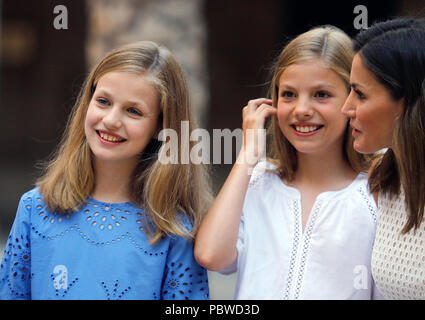 29.07.2018, Spagna Palma de Mallorca: Spagna la regina Letizia (r) e le sue figlie, Principessa Leonor (l) e la Principessa Sofia (M) sono in piedi a scattare la foto al Royal Palace La Almudaina durante le loro vacanze estive sullo spagnolo isola delle Baleari di Maiorca. Foto: Clara Margais/dpa Foto Stock