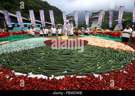 Luoyan, Luoyan, Cina. Il 30 luglio, 2018. Luoyang, CINA-Migliaia di turisti condividere più di 1.000 kg di gamberi di fiume, frutta e birra presso il gambero di fiume festa in Luoyang, centrale cinese della Provincia di Henan. Credito: SIPA Asia/ZUMA filo/Alamy Live News Foto Stock