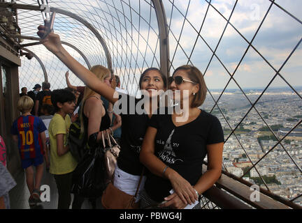 Parigi, Francia. 21 Luglio, 2018. I turisti snap 'Selfies'' sulla sommità della Torre Eiffel a Parigi, Francia. La torre fu costruita dal 1887''"89 come ingresso per il 1889 della fiera del mondo. È diventato un global icona culturale di Francia e uno dei più riconoscibili strutture in tutto il mondo. La Torre Eiffel è il più visitato monumento pagato in tutto il mondo; 6,91 milioni di persone salito nel 2015. Credito: Leigh Taylor/ZUMA filo/Alamy Live News Foto Stock