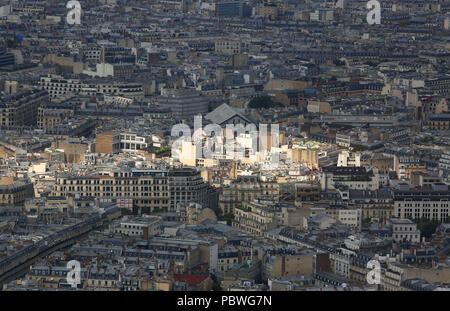 Parigi, Francia. 21 Luglio, 2018. Guardando verso il basso su Parigi, Francia dalla cima della Torre Eiffel. La torre fu costruita dal 1887''"89 come ingresso per il 1889 della fiera del mondo. È diventato un global icona culturale di Francia e uno dei più riconoscibili strutture in tutto il mondo. La Torre Eiffel è il più visitato monumento pagato in tutto il mondo; 6,91 milioni di persone salito nel 2015. Credito: Leigh Taylor/ZUMA filo/Alamy Live News Foto Stock