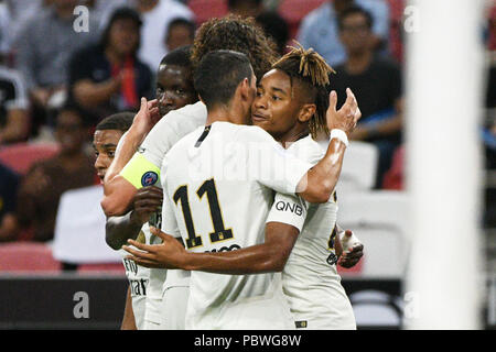 Singapore. Il 30 luglio, 2018. Paris Saint-Germain's Christopher Nkunku (R) celebra con i suoi compagni di squadra dopo un goal durante la International Champions Cup match tra Parigi Saint-Germain e Atlético de Madrid svoltasi a Singapore il 30 luglio 2018. Credito: Quindi Chih Wey/Xinhua/Alamy Live News Foto Stock