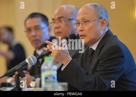 Putrajaya, Malaysia. Il 30 luglio, 2018. Kok Soo Chon (R), la testa del Malaysian Organizzazione Internazionale Aviazione Civile allegato 13 Inchiesta di sicurezza Team per MH370, parla nel corso di una conferenza stampa a Putrajaya, Malaysia, luglio 30, 2018. Una relazione dettagliata sulla scomparsa di Malaysia Airlines MH370 nel 2014, rilasciato da un indagine di sicurezza team lunedì, non è riuscito a determinare la causa dietro il contrattempo e lasciato molti interrogativi senza risposta a causa della mancanza di prove. Credito: Chong Voon Chung/Xinhua/Alamy Live News Foto Stock