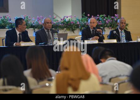 Putrajaya, Malaysia. Il 30 luglio, 2018. Kok Soo Chon (2R), la testa del Malaysian Organizzazione Internazionale Aviazione Civile allegato 13 Inchiesta di sicurezza Team per MH370, parla nel corso di una conferenza stampa a Putrajaya, Malaysia, luglio 30, 2018. Una relazione dettagliata sulla scomparsa di Malaysia Airlines MH370 nel 2014, rilasciato da un indagine di sicurezza team lunedì, non è riuscito a determinare la causa dietro il contrattempo e lasciato molti interrogativi senza risposta a causa della mancanza di prove. Credito: Chong Voon Chung/Xinhua/Alamy Live News Foto Stock