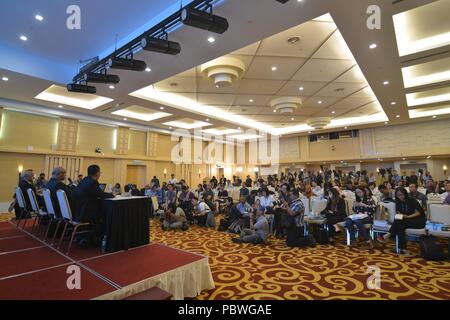 Putrajaya. Il 30 luglio, 2018. Foto scattata a luglio 30, 2018 mostra una conferenza stampa di rilasciare la relazione dettagliata su MH370 scomparsa in Putrajaya, Malaysia. Una relazione dettagliata sulla scomparsa di Malaysia Airlines MH370 nel 2014, rilasciato da un indagine di sicurezza team lunedì, non è riuscito a determinare la causa dietro il contrattempo e lasciato molti interrogativi senza risposta a causa della mancanza di prove. Credito: Chong Voon Chung/Xinhua/Alamy Live News Foto Stock